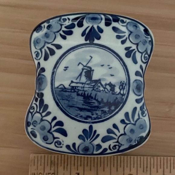 Delft Blue Trinket Box - Picture 1 of 6